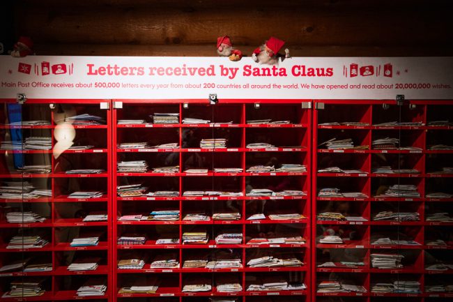 Các hòm thư gởi ông già Noel tại làng Rovaniemi