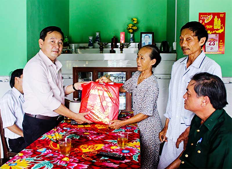 Bí thư Huyện ủy Đại Lộc - Nguyễn Công Thanh thăm, tặng quà gia đình chính sách. Ảnh: NHẬT DUY