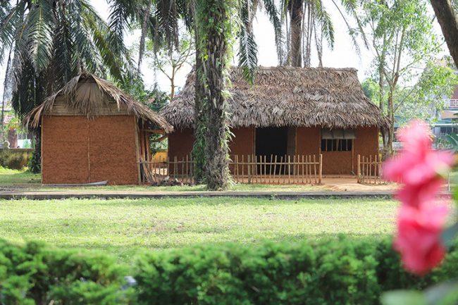 Nhiều ngôi nhà ở Khu di tích quốc gia đặc biệt Nguyễn Du được phục dựng để quay phim.