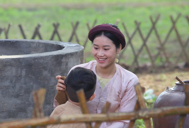 Diễn viên Hoàng Phượng đóng vai bà Trần Thị Tần (mẹ Nguyễn Du) trong một phân cảnh với con trai ngày bé.