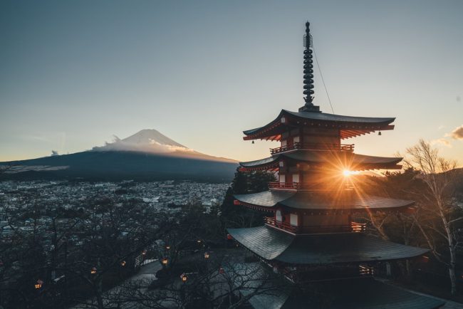 Đêm giao thừa ở Nhật Bản được gọi là Omisoka. Trong thời khắc này, người Nhật Bản tin rằng nếu rung chuông đủ 108 lần sẽ có thể xua tan đi những điều không may mắn trong năm cũ để đón những điều tốt đẹp trong năm mới. Ảnh minh hoạ: Unsplash.