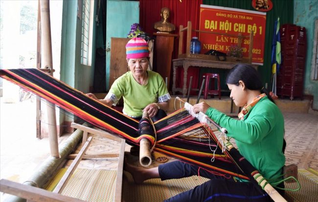 Nghệ nhân truyền nghề dệt thổ cẩm cho hội viên phụ nữ xã Trà Mai. 