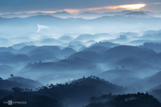 Bức ảnh “Sương sớm ở Đại Lào”. Đại Lào – một xã thuộc thành phố Bảo Lộc, Lâm Đồng là địa điểm chụp ảnh nổi tiếng với khung cảnh sương giăng mờ ảo trên những ngọn đồi và hàng cây thoai thoải lúc ban mai.