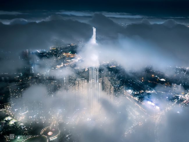 Tác phẩm “Landmark 81 trong mây đêm”. Làm việc tại TP.HCM, nên anh Nhân có nhiều thời gian ghi lại vẻ đẹp của những công trình nhà cao tầng ở trung tâm thành phố vào các thời điểm khác nhau trong ngày, trong đó có tòa nhà cao 461,3 m.