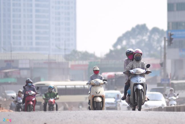 Hàng triệu người dân Hà Nội vẫn đang ra đường lúc nồng độ ô nhiễm không khí đạt mức nguy hại. Ảnh: Duy Hiệu