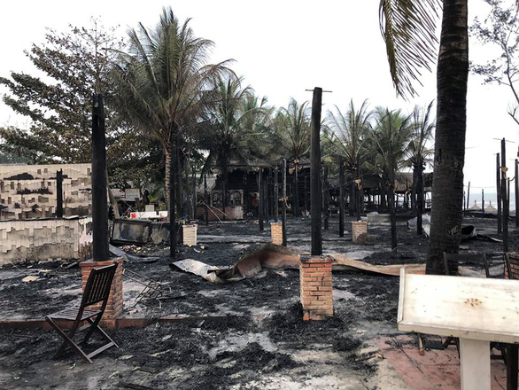 Bốn nhà hàng bị thiêu rụi trên bãi biển An Bàng