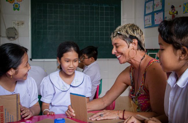 Ngoài 9 giáo viên người Việt, trung tâm có các giáo viên, tình nguyện viên là người nước ngoài. Cô giáo Martin (người Pháp) là một trong những giáo viên dạy tiếng Anh. Các cô còn tổ chức các lớp dạy kỹ năng. Trong ảnh là một buổi học dạy tái chế, tận dụng những món đồ cũ.