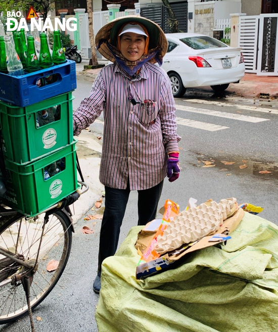 Ngoài thời gian đi thu mua ve chai, chị Linh rất thích tham gia công tác từ thiện. Ảnh: Q.T