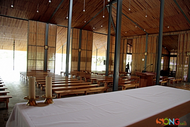 Không gian bên trong nhà thờ, nhìn từ bàn hành lễ của cha xứ.
