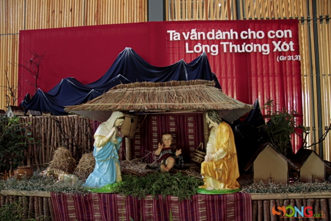 Hang đá Noel với trang trí thổ cẩm dân tộc đặc trưng của vùng Ka Đơn này.