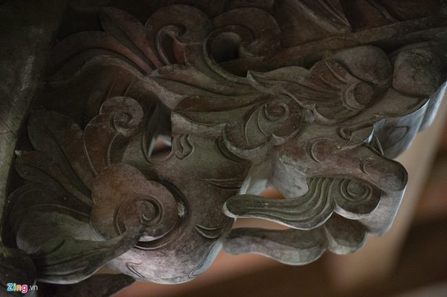 Đầu vi kèo được chạm trổ hình tượng đầu rồng kỳ công. Kèo cột của ngôi nhà được thiết kế kiểu chồng rường đặc trưng. Bởi chất liệu gỗ tốt nên qua hàng trăm năm, các chi tiết chạm khắc vẫn còn gần như nguyên vẹn, hoàn toàn không bị mối mọt hay thấm dột.