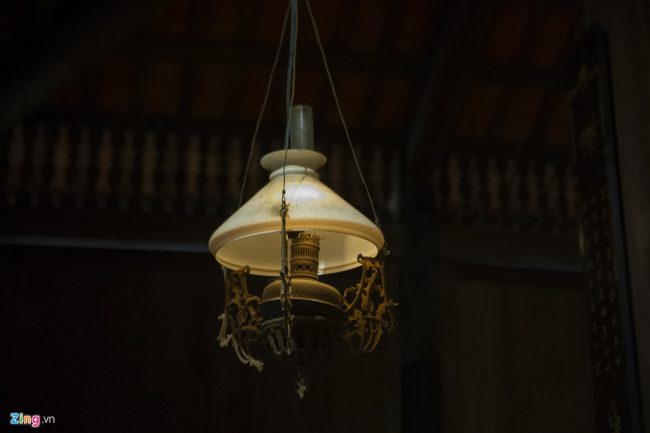 Đèn trong nhà là những chiếc đèn dầu quen thuộc của người Việt xưa, hiện được thắp sáng bằng bóng đèn điện gắn trong thân đèn.