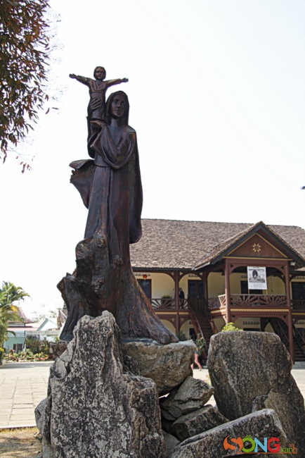 rong khuôn viên nhà thờ đặt để khá nhiều bức tượng minh họa nhiều sự kiện trong Kinh Thánh.