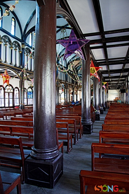 Cột gỗ cà chít sau một thế kỷ chống đỡ mái cho nhà thờ vẫn không có gì thay đổi.