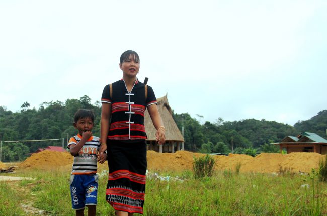 Tranh thủ sau vụ mùa rẫy, hai mẹ con người Cơ Tu ở thôn Achoong (xã Ch'Ơm, Tây Giang) đi thăm vườn dược liệu của gia đình. Ảnh: Đ.N