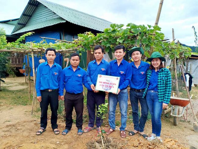 Đoàn Trường Cao đẳng KT-KT Quảng Nam tặng mô hình vườn cây ăn quả cho thanh niên vùng cao. Ảnh: CTV