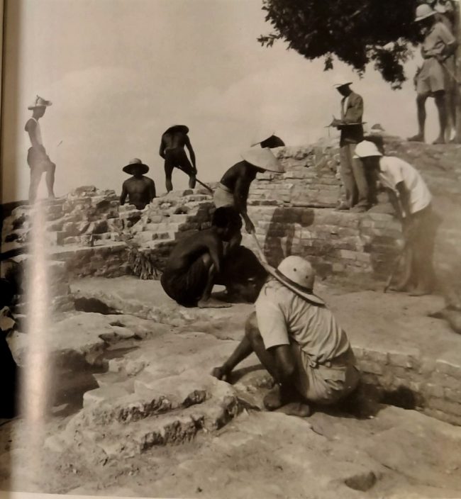 Hoạt động khảo cổ tại Di tích Óc Eo năm 1944 của EFEO. Ảnh: EFEO
