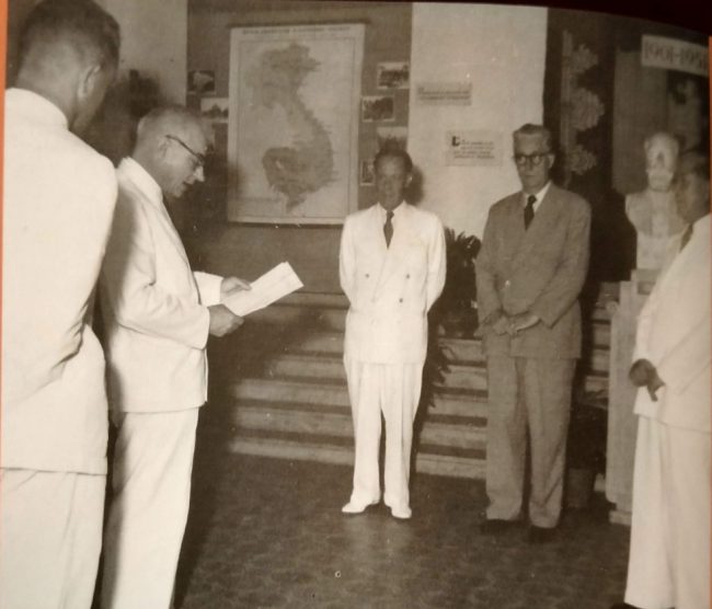 Giám đốc EFEO Louis Malleret khai mạc lễ kỷ niệm 50 năm thành lập EFEO tại Nhà hát Lớn (Sài Gòn) với sự tham dự của các quan chức, năm 1951. Ảnh: EFEO