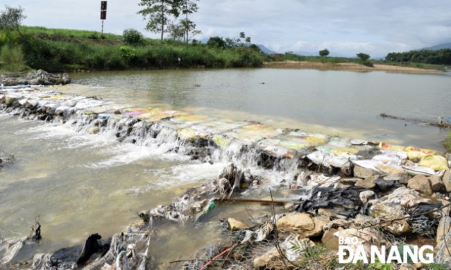 Công ty CP Cấp nước Đà Nẵng đang khẩn trương đắp lại đập tạm ngăn sông Quảng Huế bằng bao cát để đưa nước sông Vu Gia đẩy mặn cho sông Cầu Đỏ trong dịp Tết.