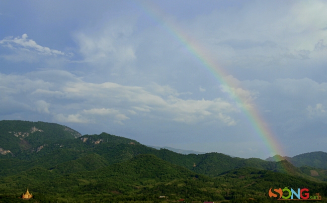 Thỉnh thoảng, bạn sẽ được ngắm cầu vồng từ đỉnh núi Phou Si này. Người Lào nói đấy là một sự may mắn.