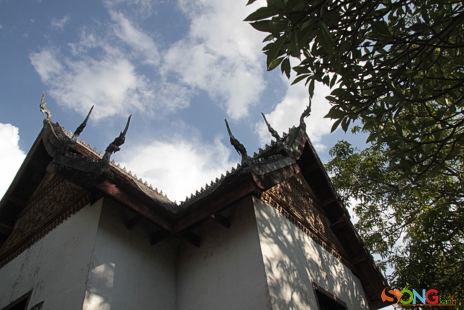 Trên đỉnh núi có ngôi đền nhỏ, được xem là nơi linh thiêng nhất của núi Phou Si.