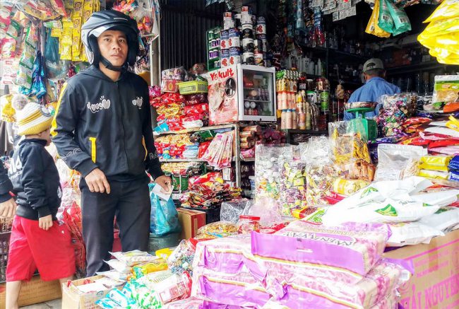 Người dân tìm mua hàng tết tại một cửa hàng ở thị trấn Khâm Đức (Phước Sơn).