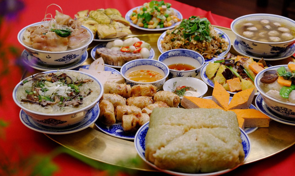 Mỗi vùng miền trên đất nước Việt Nam đều có những món ăn đặc trưng rất riêng trong ngày tết. Bữa ăn trong ngày tết thường được các gia đình Việt chuẩn bị công phu, thịnh soạn để thể hiện sự no ấm, hạnh phúc và cầu mong một năm mới đầy đủ, phát đạt. Ảnh: Tet Festival