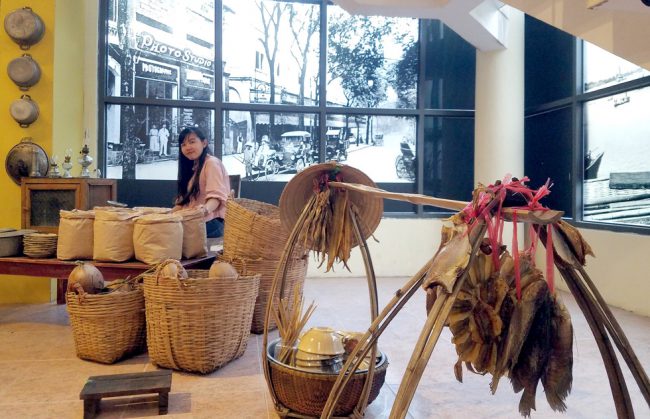 Góc trưng bày sản vật và không gian bếp xưa của người Sài Gòn. Ảnh: L.ĐIỀN