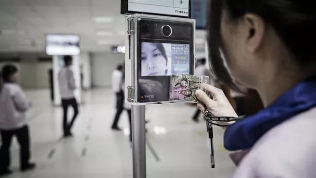 Chính phủ Trung Quốc không ngừng chi tiền cho các công ty phát triển công nghệ nhận dạng khuôn mặt và trí tuệ nhân tạo, phục vụ hoạt động thương mại và bảo mật. Ảnh: BLOOMBERG
