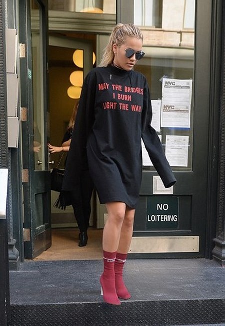 Vetements là thương hiệu có công trong việc khai sáng ra kiểu boot tất. Thiết kế độc lạ này được giới yêu thời trang đánh giá cao.