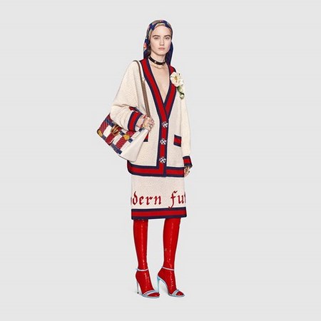 Gucci còn tung ra dòng boots tất màu sắc tương phản với phần “tất” và phần giày có thể tháo rời tiện lợi.
