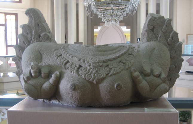 Thân chim thần Garuda tại thánh địa Trà Kiệu (Duy Xuyên, Quảng Nam), khoảng thế kỷ 10 có nhiều ảnh hưởng đến phù điêu, điêu khắc của Việt Nam sau này. Ảnh chụp hiện vật tại Bảo tàng Lịch sử Việt Nam