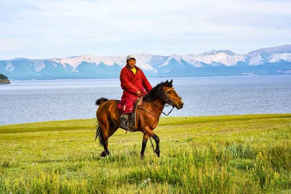 Một người địa phương Mông Cổ cưỡi ngựa - Ảnh: PHƯƠNG ANH