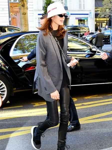 Đến cả các ngôi sao như Rihanna, Kaia Gerber cũng rất yêu thích kiểu mũ này