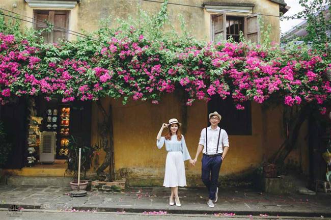 Nhiều cặp đôi tranh thủ ghi lại khoảnh khắc lãng mạn dưới giàn hoa giấy phố Hội.