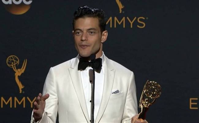 Rami Malek nhận giải Emmy.