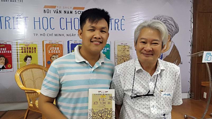 Tác giả với thầy Bùi Văn Nam Sơn tại buổi giới thiệu dịch phẩm Ý niệm hiện tượng học của Edmund Husserl. Ảnh: CTV