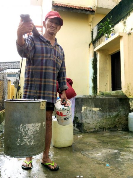 Hình ảnh hàng ngày của cụ Đường bên giếng Bá Lễ; và trên đường phố Hội An