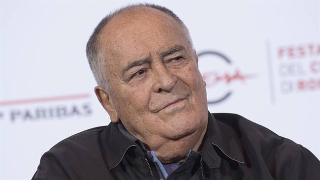 Bernardo Bertolucci ra đi ngày 26/11, ở tuổi 77 vì bệnh ung thư. Suốt 15 năm trước khi qua đời, Bernardo Bertolucci phải ngồi xe lăn vì thoát vị đĩa đệm. Đạo diễn sinh năm 1940 và có nhiều kiệt tác như The Spider's Stratagem (1970), Last Tango in Paris (1972), 1900 (1976) và The Last Emperor (1987). Trong đó, Last Tango In Paris là một trong những bộ phim tai tiếng nhất thế kỷ 20, với cảnh sex bị đánh giá là có tính khiêu dâm.