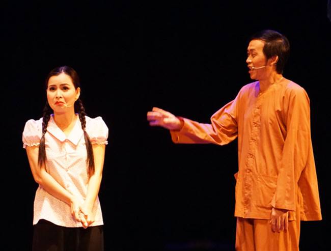 Danh hài Hoài Linh và NS Kim Tiến trong vở "Giấc mộng đêm xuân"