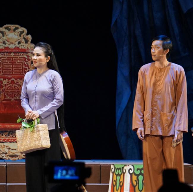 Danh hài Hoài Linh và NSƯT Thanh Ngân trong vở "Giấc mộng đêm xuân"