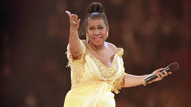 Aretha Franklin qua đời ngày 16/8 tại nhà riêng ở Detroit, Mỹ vì ung thư tuyến tụy. Người thân và gia đình ở bên bà trong những giây phút cuối đời. Các ngôi sao Hollywood tưởng nhớ danh ca 76 tuổi trên trang cá nhân. Trong 76 năm sống, bà để lại sự nghiệp đồ sộ với 18 giải Grammy và phát hành 75 triệu album. Tạp chí Rolling Stone đánh giá bà đứng đầu danh sách 100 nghệ sĩ vĩ đại nhất mọi thời.