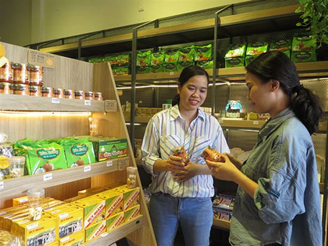 Nguyễn Thị Hồng Hạnh cùng cộng sự đã dành nhiều công sức cho sản phẩm tương ớt Daichi. Ảnh: X.H