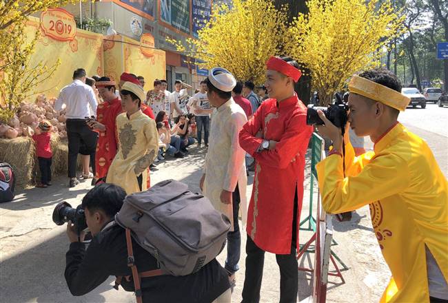Muôn vẻ áo dài và tạo dáng đứng của nam thanh niên.