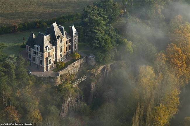 Tháng 10: Sương mù bao phủ những tán cây xung quanh lâu đài Mesnil-Glaise có từ thế kỷ 19.