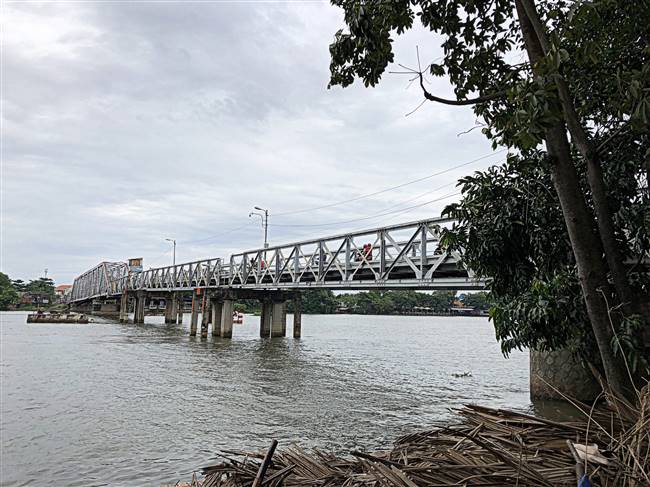 Ngang qua đây, mấy ai nhớ một thời nó là cây cầu cho xe lửa xình xịch chạy qua.