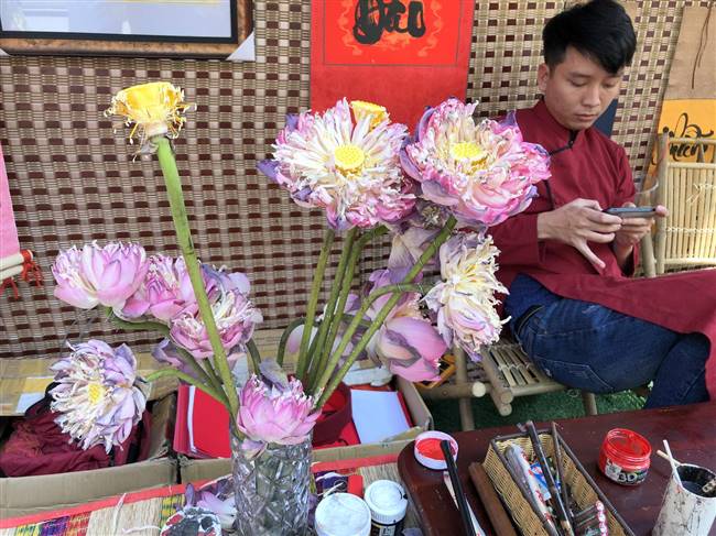 Khách chụp hình nhiều quá đồng nghĩa là ông đồ rất rảnh.