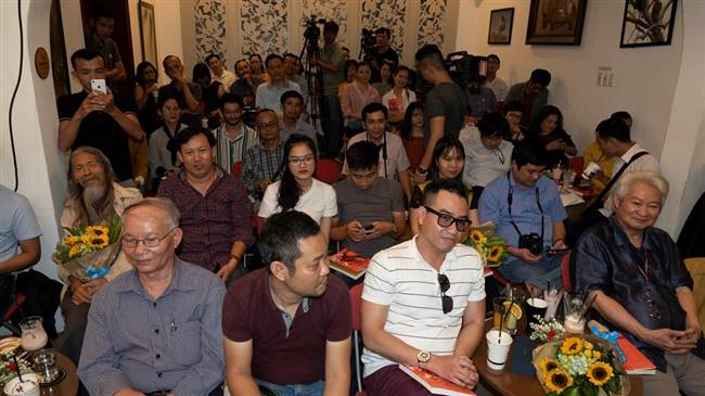 Buổi ra mắt sách Cá tính Quảng và trang điện tử netquang.vn thu hút nhiều sự quan tâm. Ảnh: XUÂN THỌ