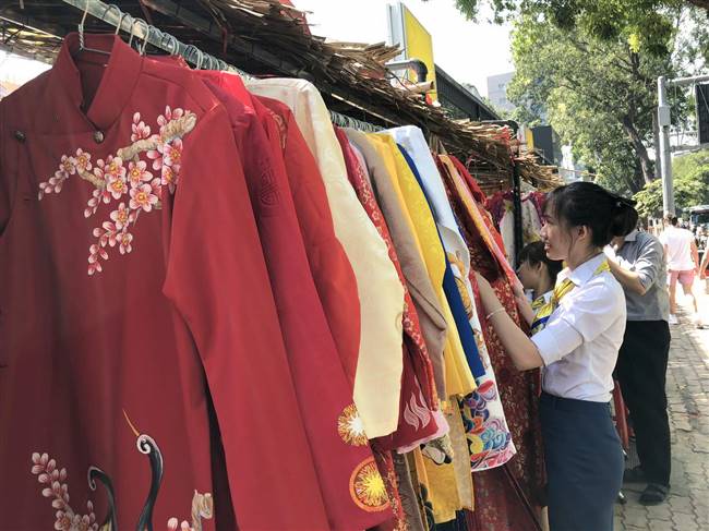 Bạn không có áo dài ư? Đừng lo, có ít nhất 3 điểm cho thuê áo dài tại đây với giá 80.000 đồng/ 2 giờ. Quá đủ để chụp hình sống ảo.