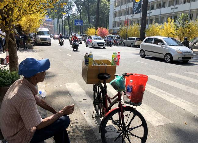 Lễ Tết cũng là dịp mưu sinh. Đây là một trong những người hiếm hoi không có nhu cầu được chụp hình ở đây. Ông chỉ mong bán được hàng.
